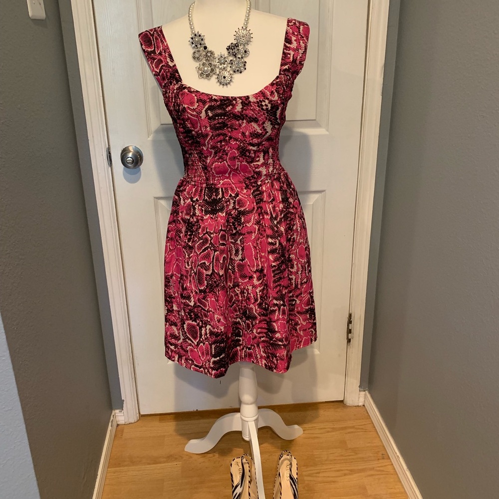 Fun pink/black dress with pockets